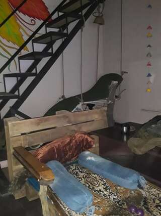 Хостелы Hostel Retro Батуми Односпальная кровать в общем номере с 6 кроватями-9