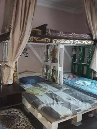 Хостелы Hostel Retro Батуми Односпальная кровать в общем номере с 6 кроватями-11