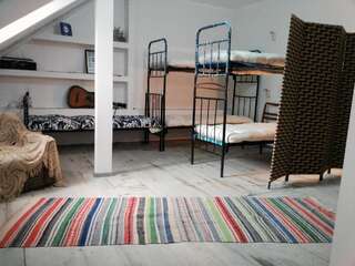 Хостелы Hostel Retro Батуми Спальное место на двухъярусной кровати в общем номере для мужчин и женщин-9