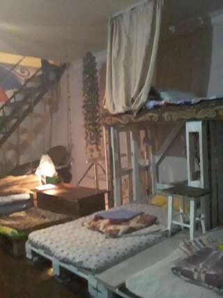 Хостелы Hostel Retro Батуми Односпальная кровать в общем номере с 6 кроватями-2